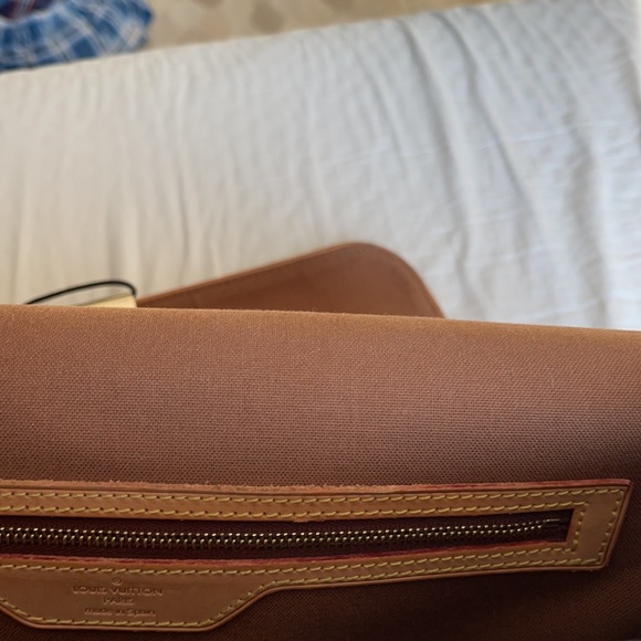 2004 Louis Vuitton Monogram Canvas Abbesses Messenger Bag in Great Condition. - Picture 10 of 13